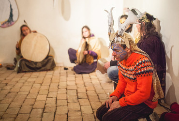 Edina prebivalka svojega plemena / Babičine pravljice <em>Foto: Dejan Bulut / © Narodni dom Maribor</em>