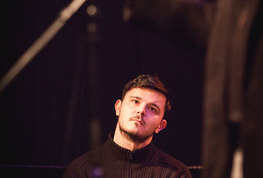 Visoko v nebo! <em>Foto: ©Dejan Bulut za Narodni dom Maribor</em>