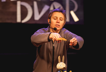 Zdaj vemo, zakaj pes teče za zajcem! <em>Foto: ©Dejan Bulut za Narodni dom Maribor</em>