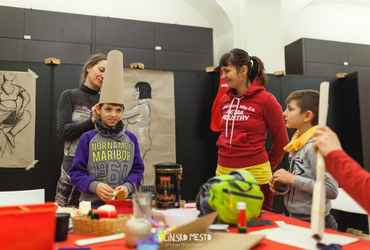 Zdaj vemo, zakaj pes teče za zajcem! <em>Foto: ©Dejan Bulut za Narodni dom Maribor</em>