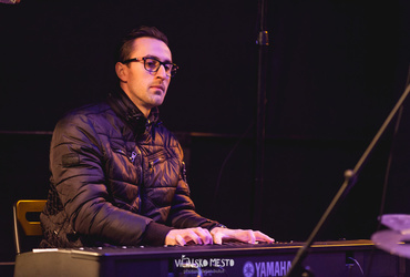 Zdaj vemo, zakaj pes teče za zajcem! <em>Foto: ©Dejan Bulut za Narodni dom Maribor</em>