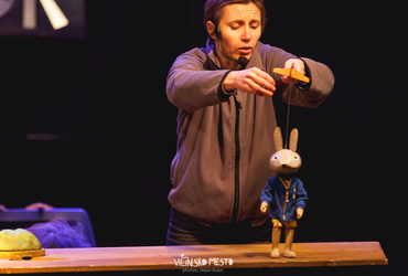 Zdaj vemo, zakaj pes teče za zajcem! <em>Foto: ©Dejan Bulut za Narodni dom Maribor</em>