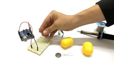 ŽEPNA SVETILKA IN VPOGLED V UMETNIŠKO PROGRAMIRANJE