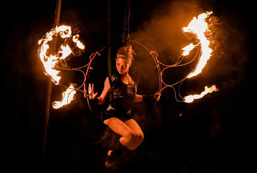 Ana Mrzla Mariborska: PLES LETEČIH OGNJEV 