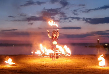 Ana Mrzla Mariborska: PLES LETEČIH OGNJEV 