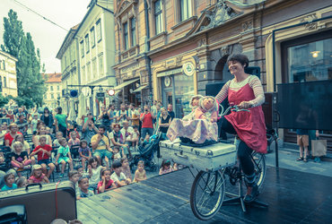 POTUJOČI CIRKUS NERODNE AVGUŠTINE 