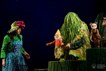 ZELIŠČA MALE ČAROVNICE IN SENČNE LUTKE <em>Foto: Arhiv Lutkovno gledališče Maribor</em>