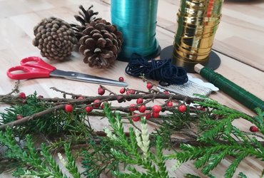 IZDELAVA ADVENTNIH VENČKOV IN ZAVIJANJE DARIL