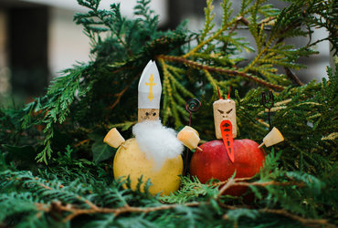 MIKLAVŽKI IN ZAVIJANJE DARIL