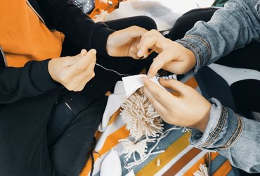 ŠIVAMO KAPE IN ROKAVICE Z NINO ROZINO