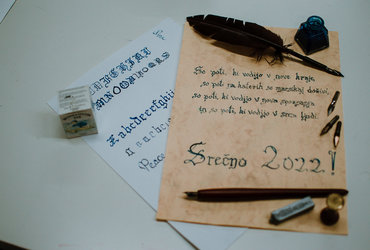 KALIGRAFIJA IN ZAVIJANJE DARIL