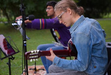 MIKLAVŽEVANJE ZAVODA 13 S KONCERTOM: MAŠA BUT IN ARIEL VEI ATANASOVSKI