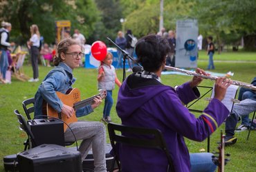 MIKLAVŽEVANJE ZAVODA 13 S KONCERTOM: MAŠA BUT IN ARIEL VEI ATANASOVSKI