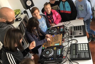 KREATIVNE DJ IN PLESNE DELAVNICE