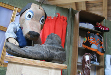 ZAKAJ TEČE PES ZA ZAJCEM 